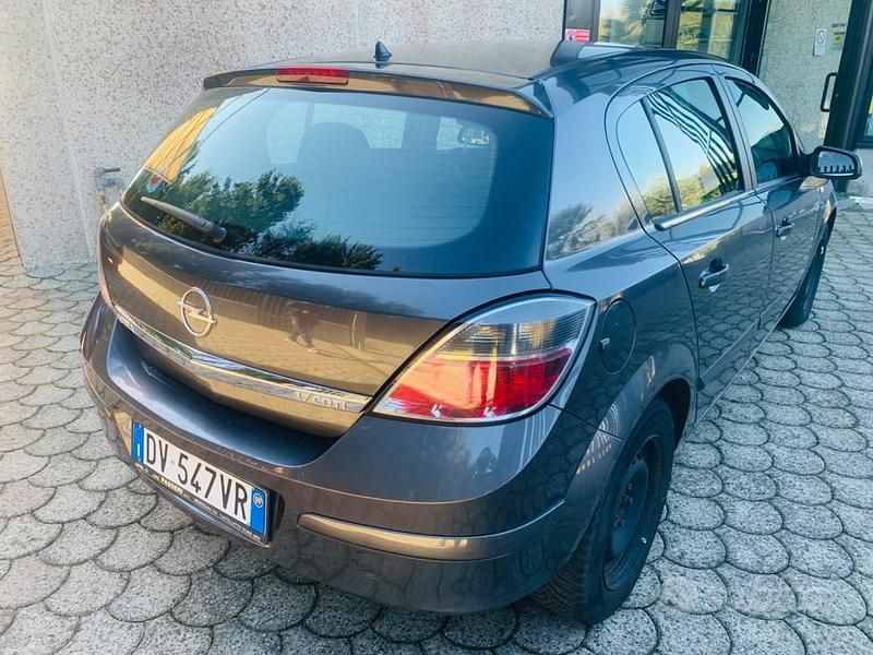 Usata Opel Astra Cosmo 110 CV (80 kW) 2009 Grigio Berlina