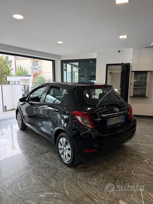 Usata Toyota Yaris Active 69 CV (50 kW) 2012 Nero Utilitaria