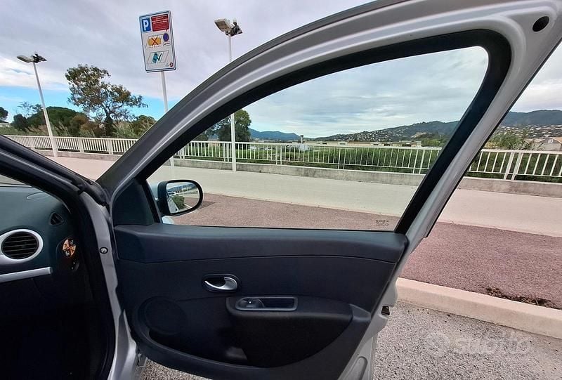 Usata Renault Clio III 90 CV (66 kW) 2012 Grigio Berlina