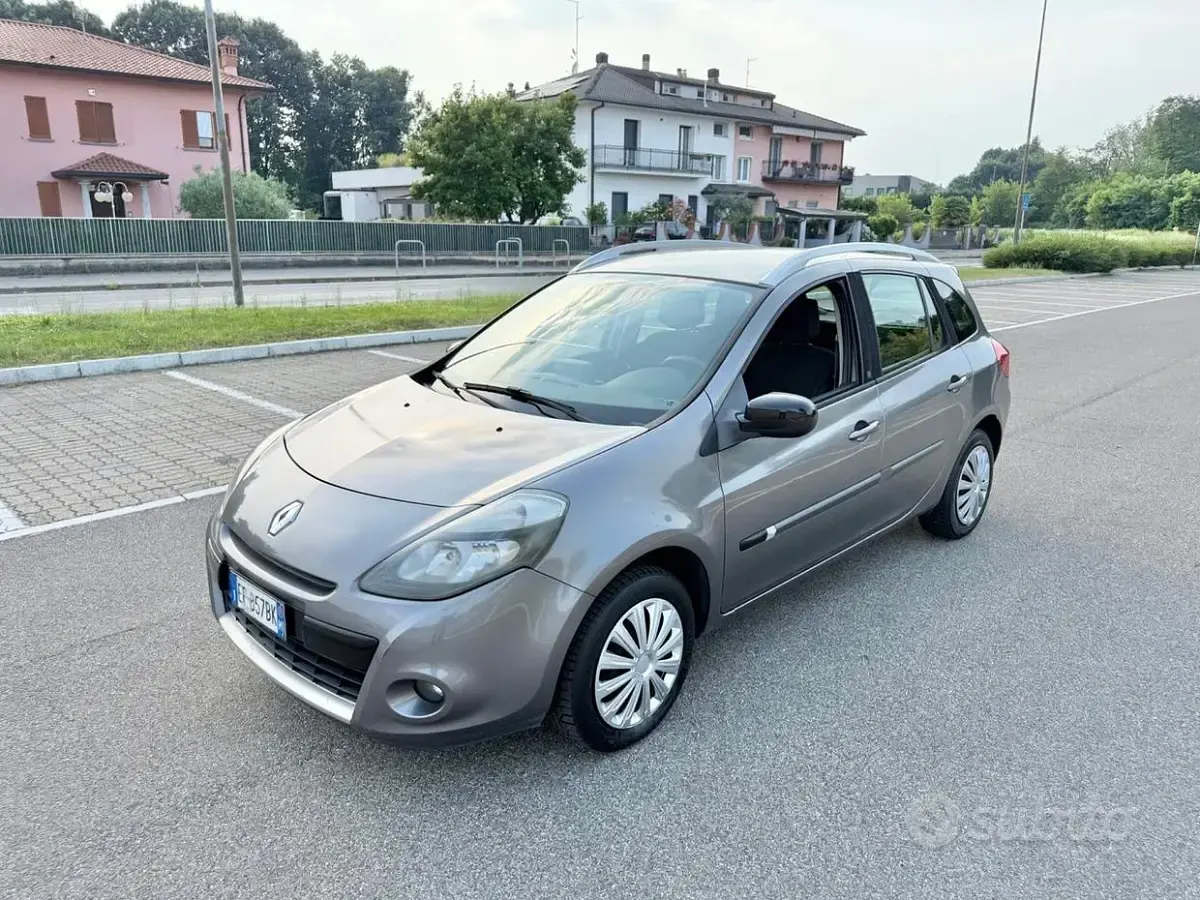 Usata Renault Clio 75 CV (55 kW) 2011 Grigio Station wagon