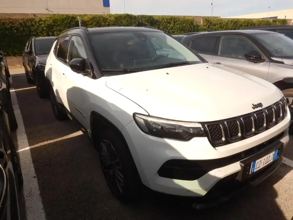 Usata Jeep Compass Summit 130 CV (95 kW) 2025 317alpine white con tetto ner SUV