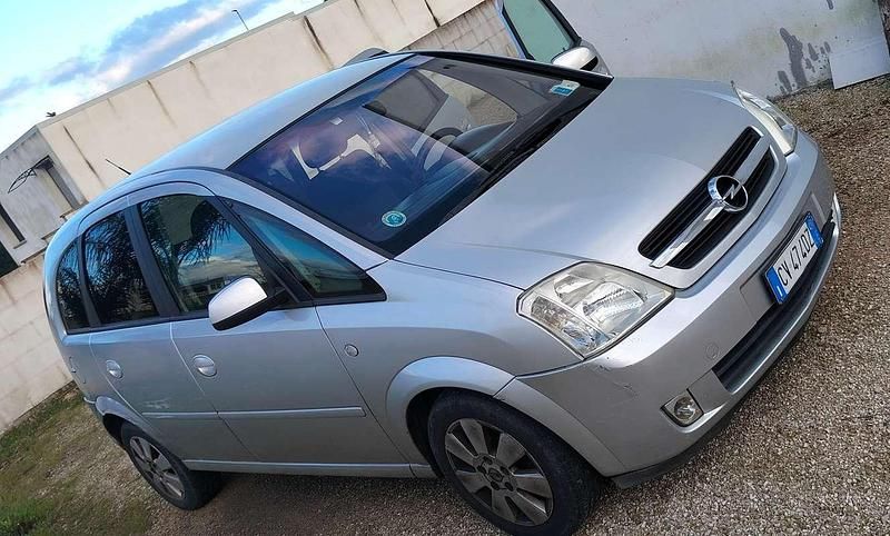 Usata Opel Meriva Cosmo 101 CV (74 kW) 2005 Argento Monovolume