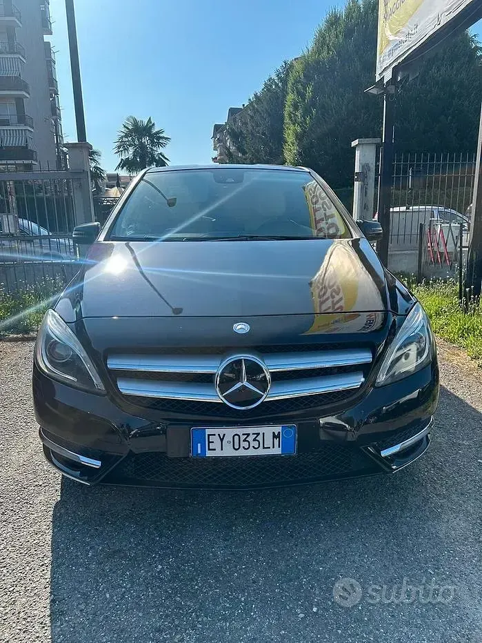 Usata Mercedes B200 Premium 136 CV (100 kW) 2012 Nero Utilitaria