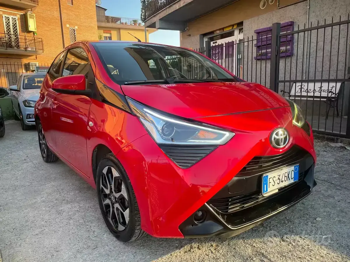 Usata Toyota Aygo 72 CV (52 kW) 2018 Rosso Utilitaria