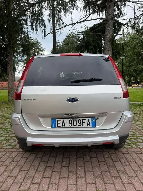 Usata Ford Fusion 68 CV (50 kW) 2010 Grigio Utilitaria