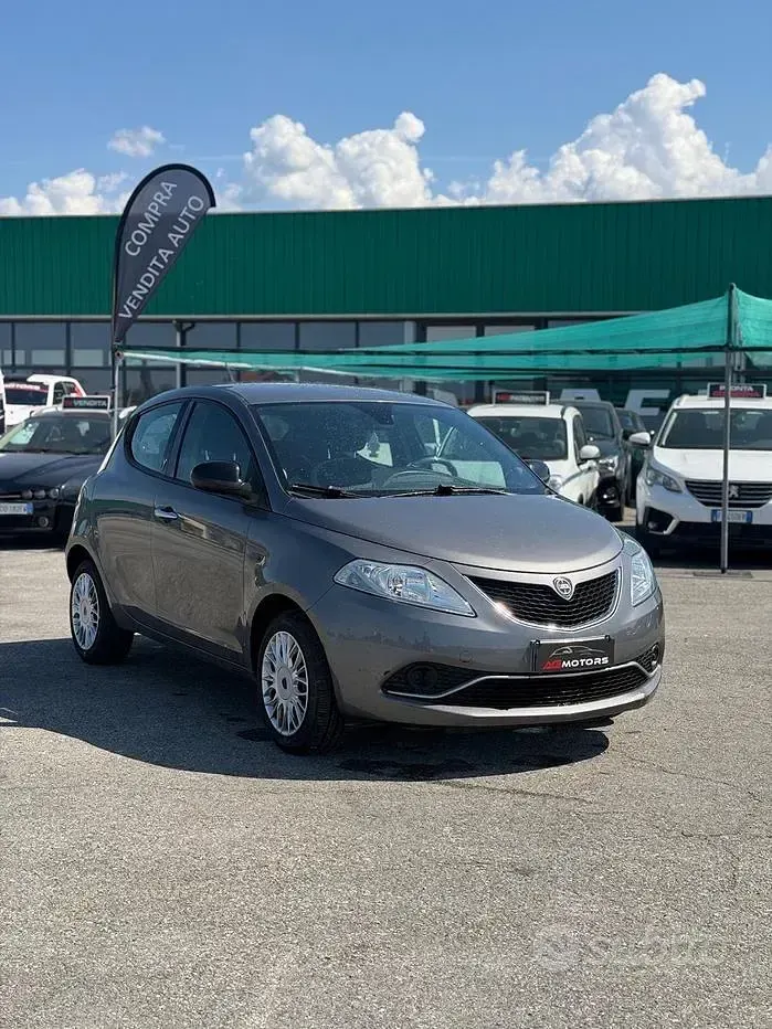 Usata Lancia Ypsilon Platinum 69 CV (50 kW) 2016 Grigio Utilitaria