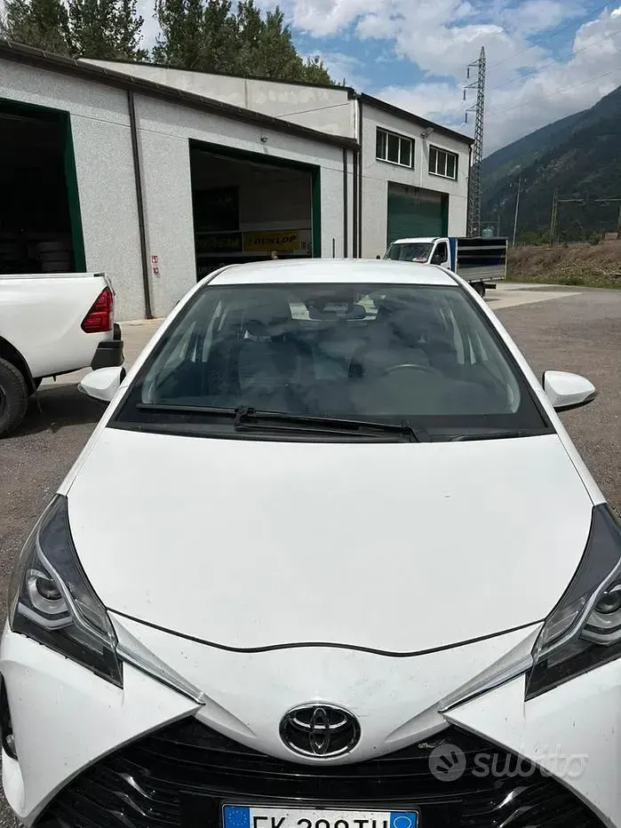 Usata Toyota Yaris 68 CV (50 kW) 2017 Bianco Berlina