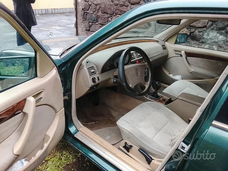 Usata Mercedes 250 2000 Verde Berlina