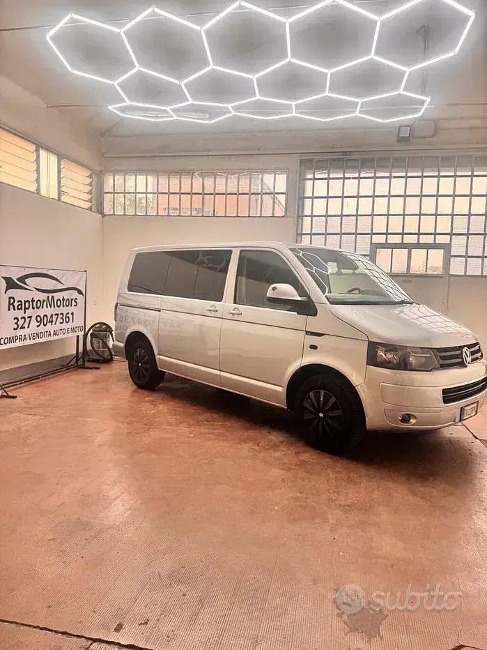 Usata VW Multivan 140 CV (102 kW) 2011 Grigio Monovolume