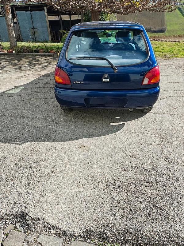 Gebraucht Ford Fiesta 75 PS (55 kW) 1998 Blau Kleinwagen