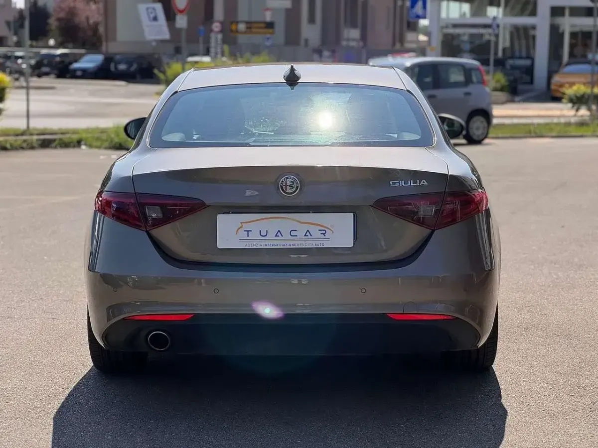 Usata Alfa Romeo Giulia Business 150 CV (110 kW) 2017 Beige Berlina