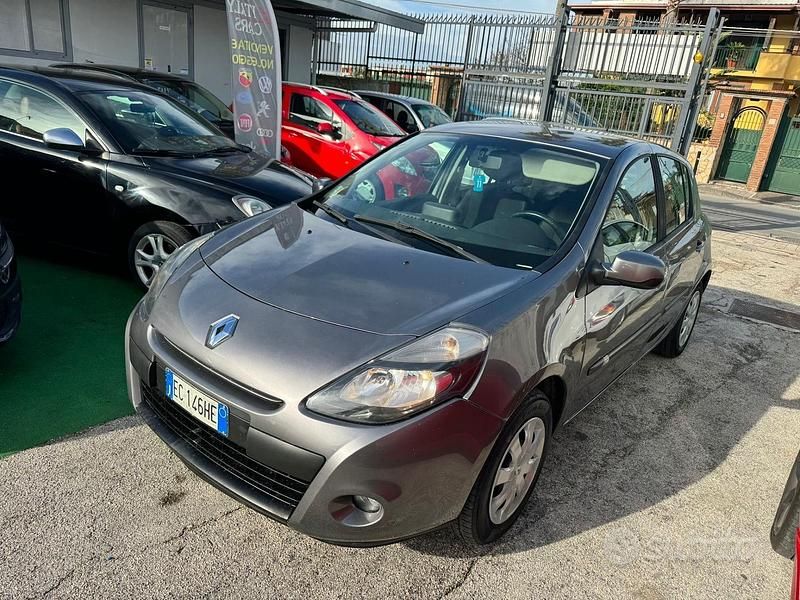 Usata Renault Clio II Dynamique 75 CV (55 kW) 2010 Grigio Berlina