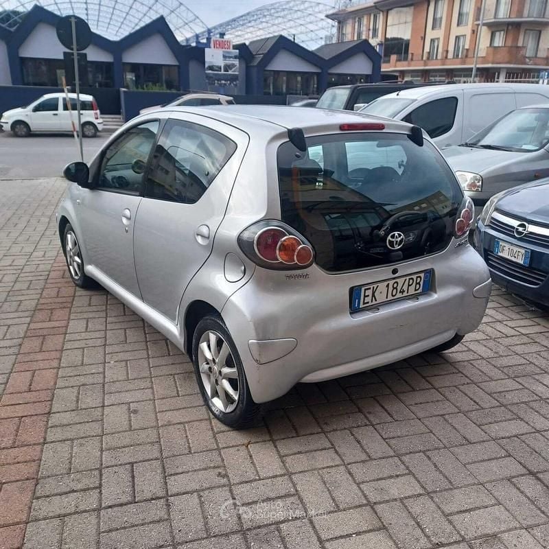 Usata Toyota Aygo 68 CV (50 kW) 2011 Argento Utilitaria