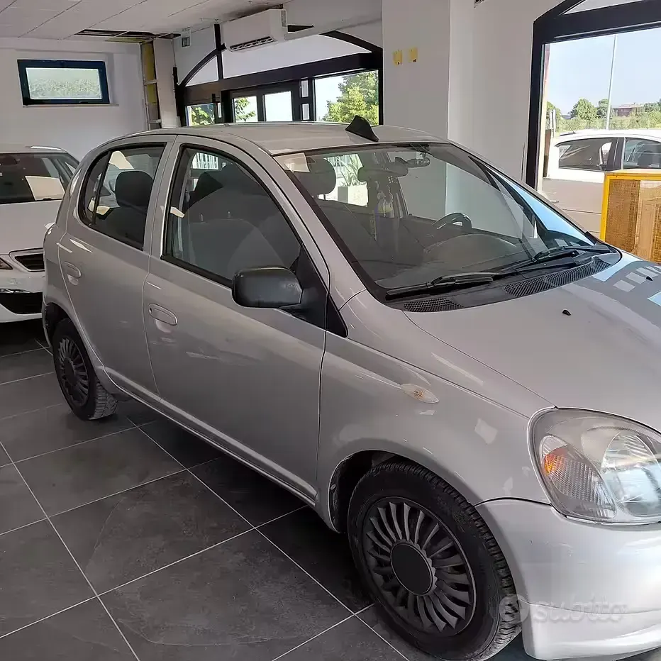Usata Toyota Yaris 68 CV (50 kW) 2001 Grigio Berlina