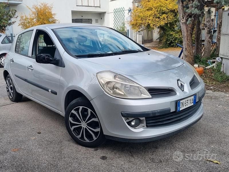 Usata Renault Clio II LE 74 CV (54 kW) 2008 Grigio Berlina