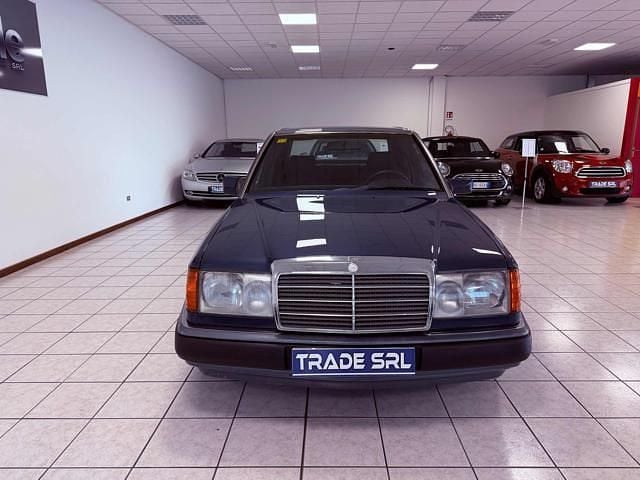 Usata Mercedes E220 150 CV (110 kW) 1993 Blu Berlina