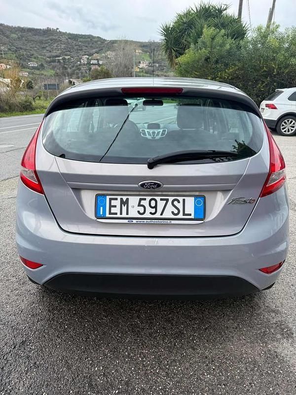 Usata Ford Fiesta Business Edition 97 CV (71 kW) 2012 Argento Berlina