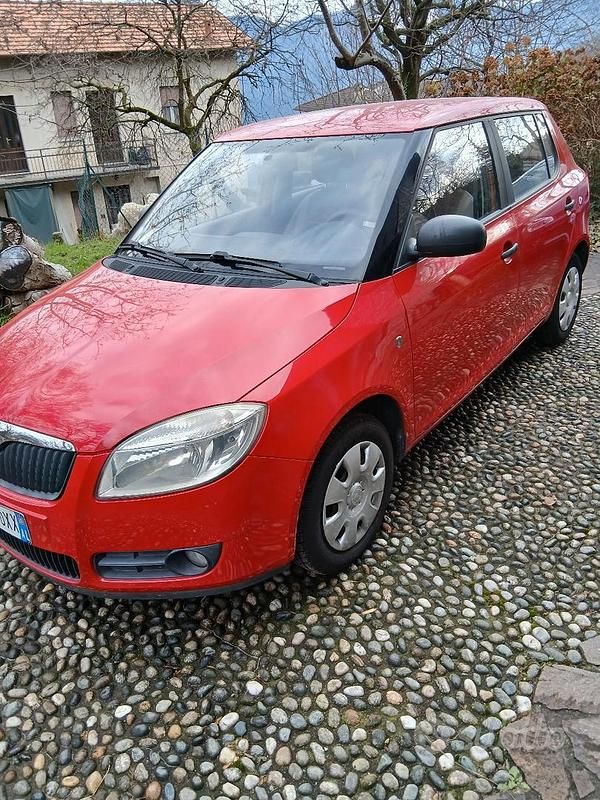 Rosso Usata 2011 Skoda Fabia Due volumi | 3900 € - Immagine 1/4