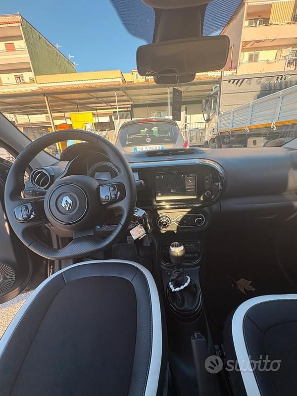 Usata Renault Twingo Urban Night 65 CV (47 kW) 2024 Nero Utilitaria