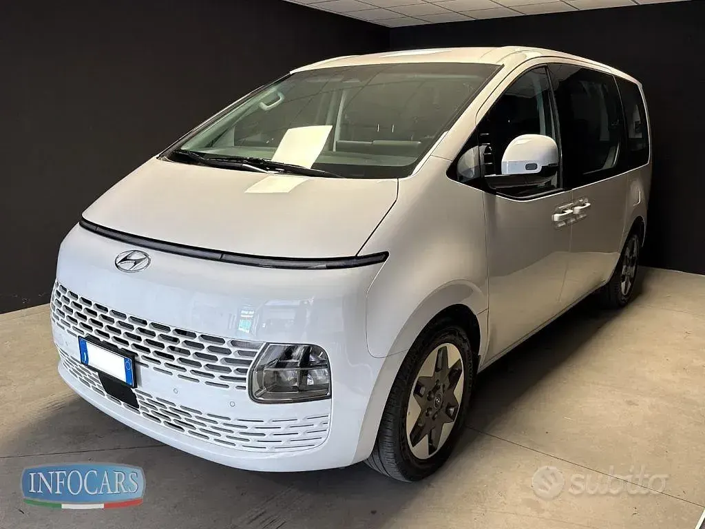 Usata Hyundai Staria 177 CV (130 kW) 2024 Bianco pastello Monovolume