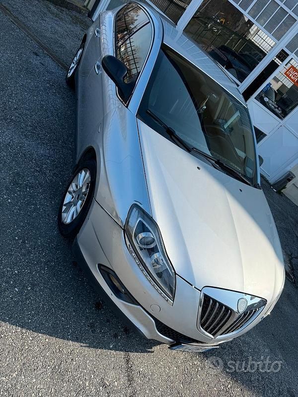 Begagnad Lancia Delta 120 HK (88 kW) 2010 Grå Halvkombi