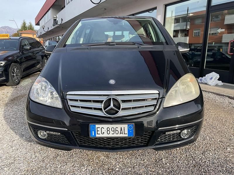 Nero Usata 2011 Mercedes A180 Avantgarde Tre volumi | 4990 € (Buon prezzo) - Immagine 1/4