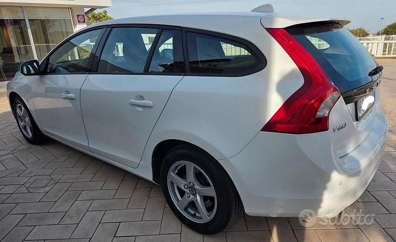 Usata Volvo V60 120 CV (88 kW) 2017 Bianco Station wagon