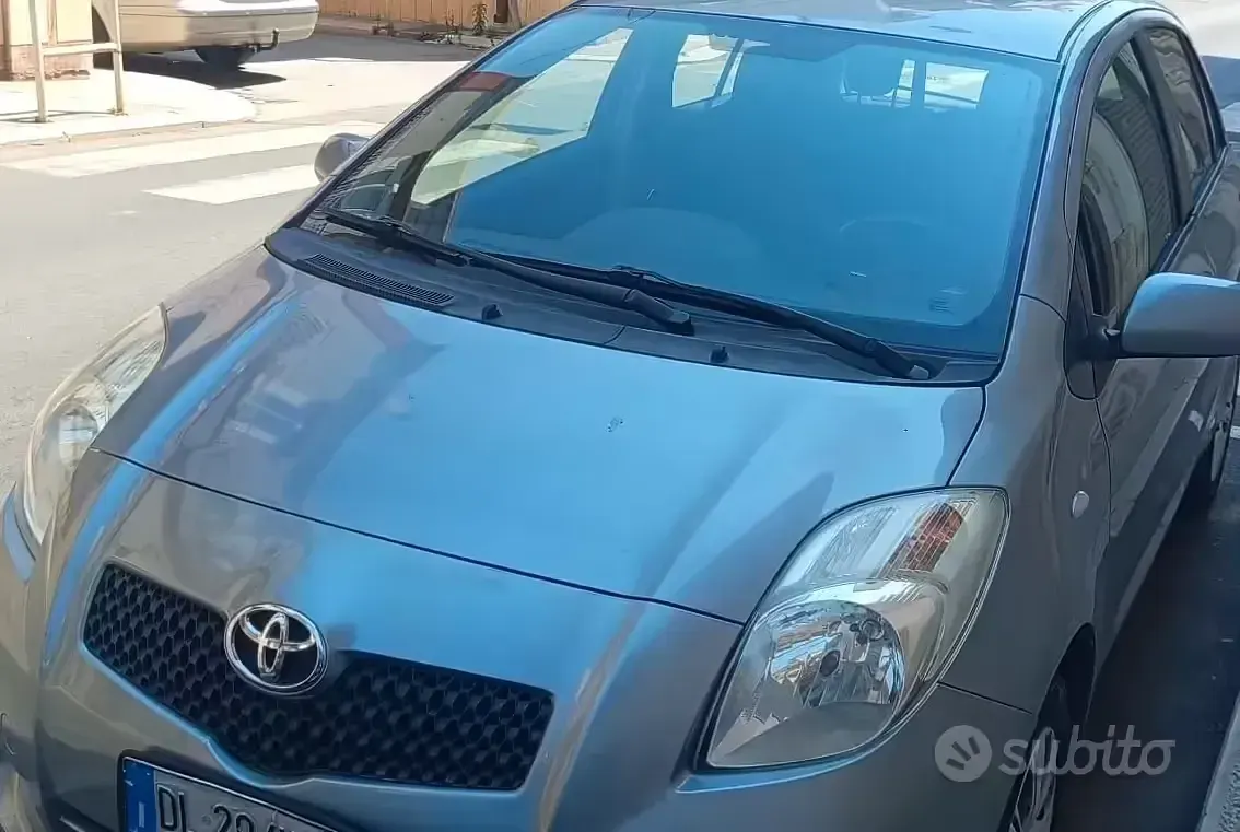 Usata Toyota Yaris 69 CV (50 kW) 2007 Grigio Utilitaria
