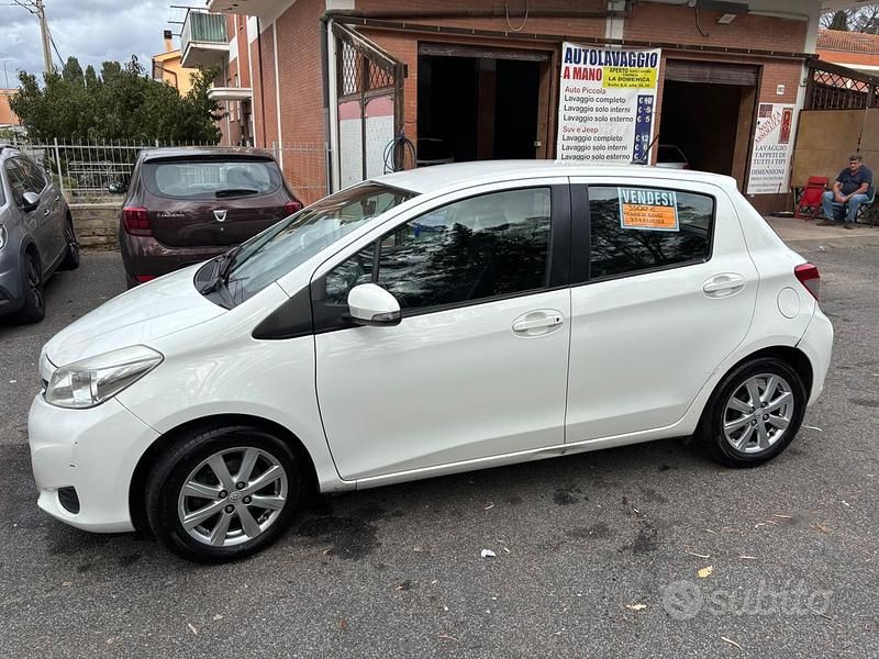 Usata Toyota Yaris 90 CV (66 kW) 2013 Bianco Utilitaria