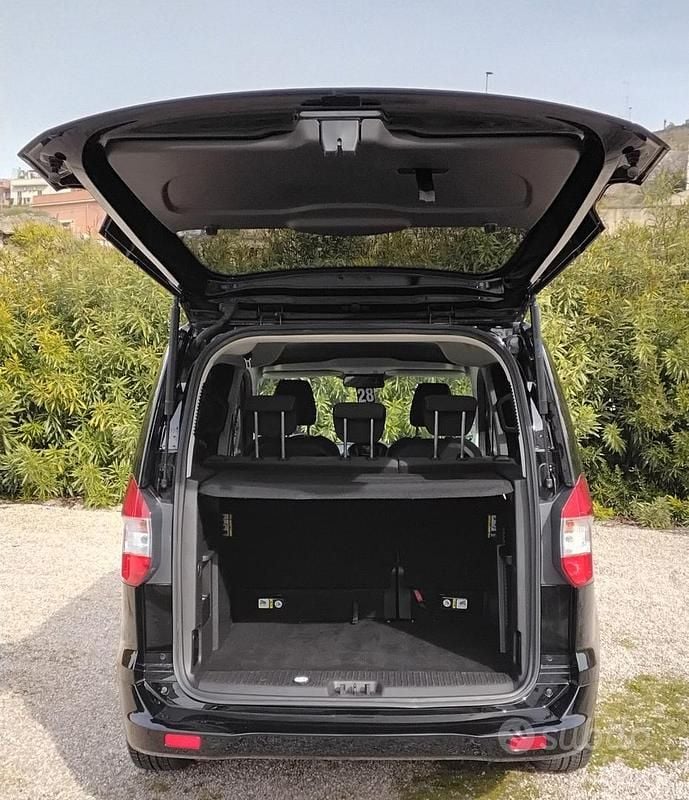 Usata Ford Tourneo Courier Titanium 75 CV (55 kW) 2017 Nero Monovolume
