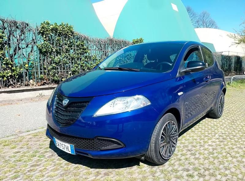 Usata Lancia Ypsilon Silver 69 CV (50 kW) 2014 Blu Utilitaria