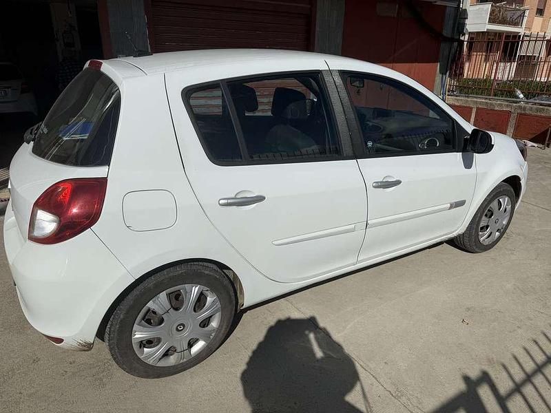 Usata Renault Clio II Dynamique 75 CV (55 kW) 2010 Berlina