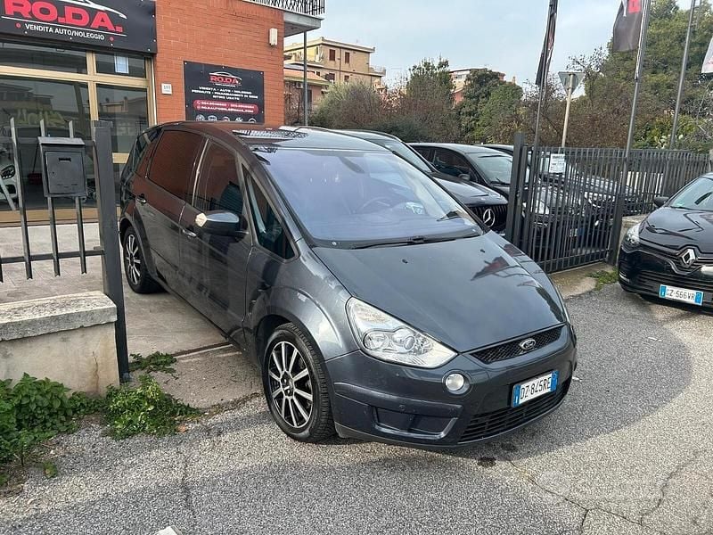 Usata Ford S-MAX Titanium 140 CV (102 kW) 2010 Grigio Monovolume