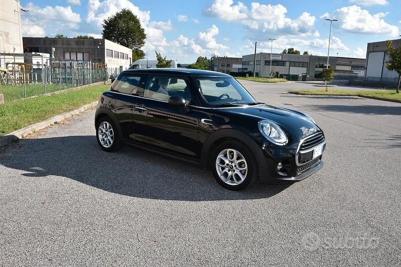 Begagnad Mini ONE 75 HK (55 kW) 2017 Svart Halvkombi