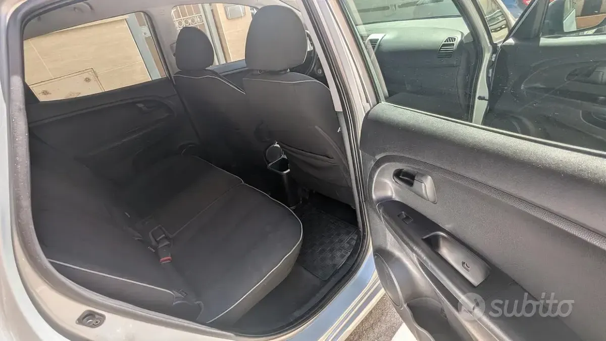 Usata Kia Venga 90 CV (66 kW) 2010 Grigio Utilitaria