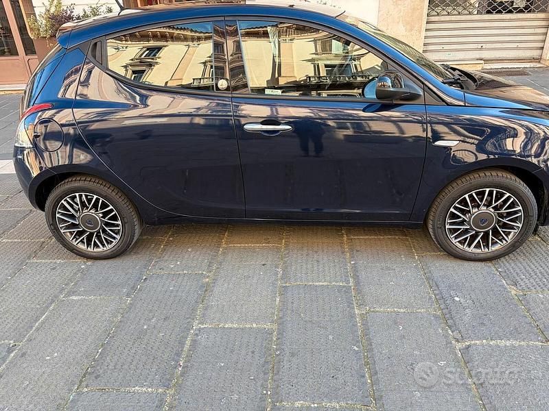 Usata Lancia Ypsilon Gold 69 CV (50 kW) 2017 Blu Utilitaria