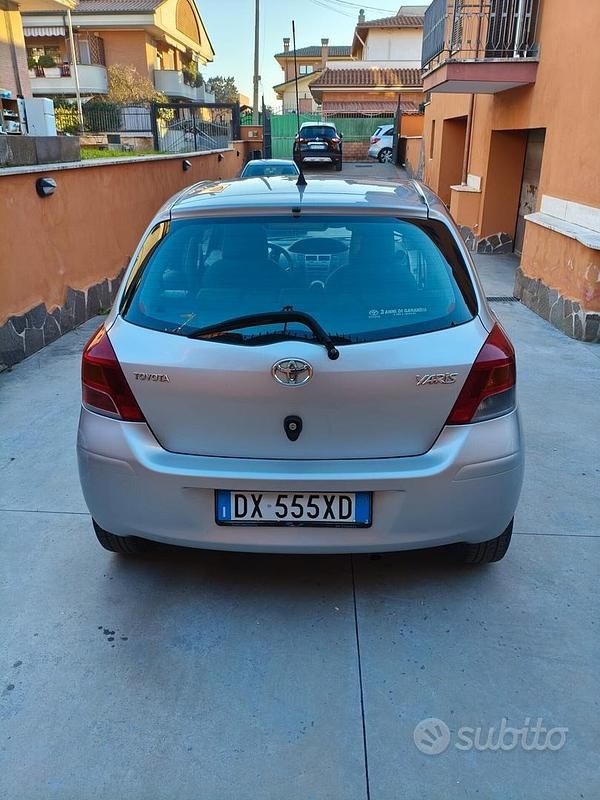 Usata Toyota Yaris Sol 101 CV (74 kW) 2009 Grigio Utilitaria