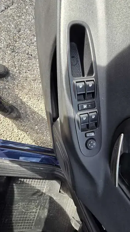 Usata Lancia Ypsilon Gold 69 CV (50 kW) 2018 Blu Utilitaria