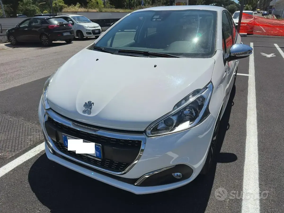Usata Peugeot 208 Signature Sky 83 CV (61 kW) 2019 Bianco Utilitaria