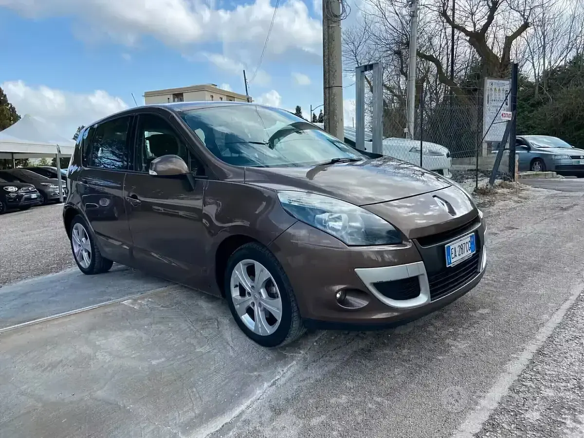 Usata Renault Scenic E-Tech Luxe 110 CV (80 kW) 2010 Marrone Monovolume