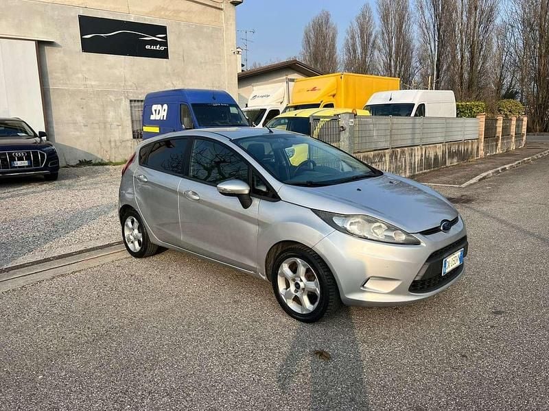 Usata Ford Fiesta Titanium 95 CV (69 kW) 2011 Argento Utilitaria