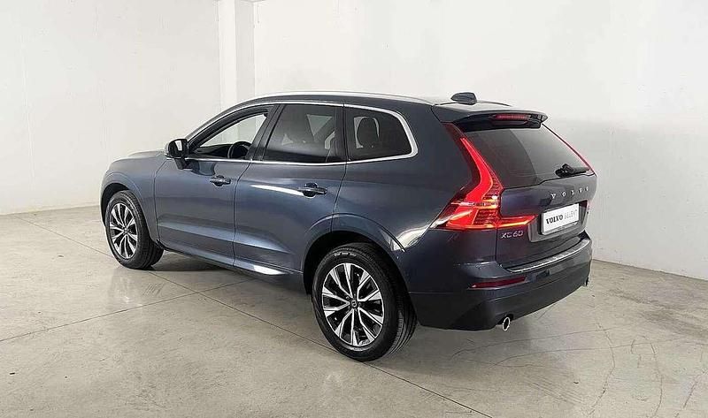 Usata Volvo XC60 Momentum 197 CV (144 kW) 2021 Denim blue (metallizzato) SUV