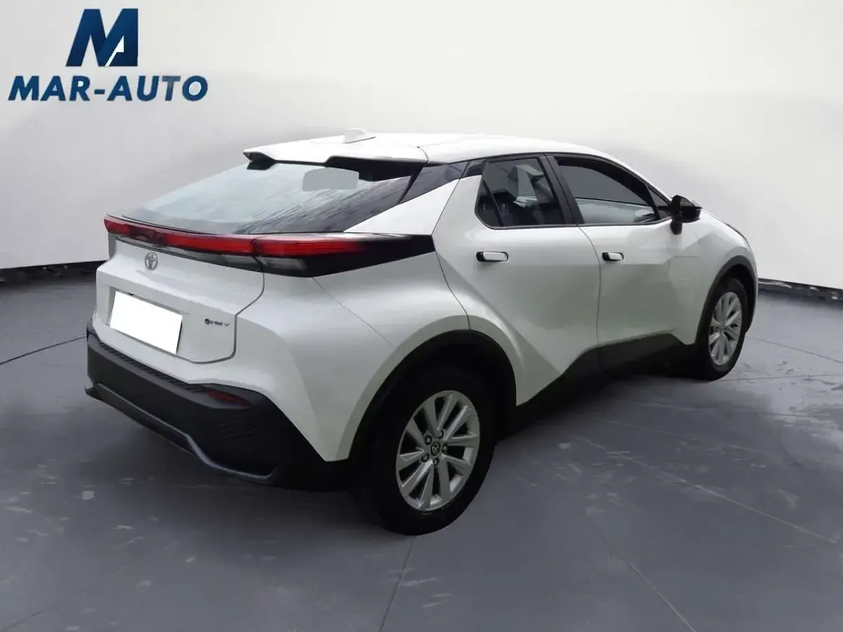 Usata Toyota C-HR Active 140 CV (102 kW) 2024 Bianco SUV