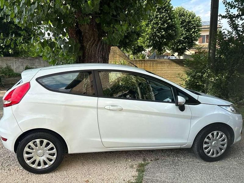 Usata Ford Fiesta 97 CV (71 kW) 2010 Bianco Utilitaria