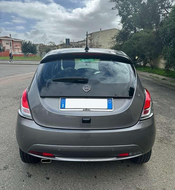 Usata Lancia Ypsilon 69 CV (50 kW) 2024 Grigio Utilitaria