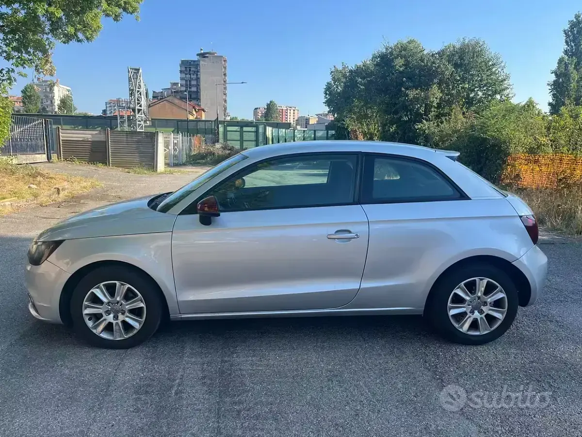 Usata Audi A1 Attraction 86 CV (63 kW) 2011 Grigio Utilitaria