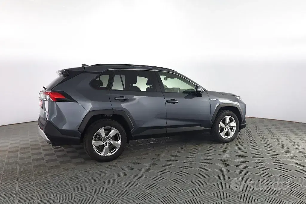 Second-hand Toyota RAV4 Hybrid 178 CP (130 kW) 2021 Gri SUV