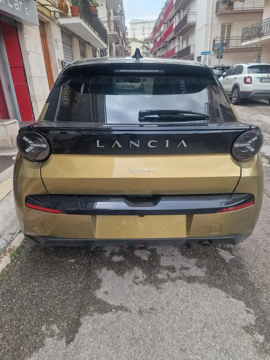 Nuova Lancia Ypsilon 100 CV (73 kW) 2026 Marrone Utilitaria