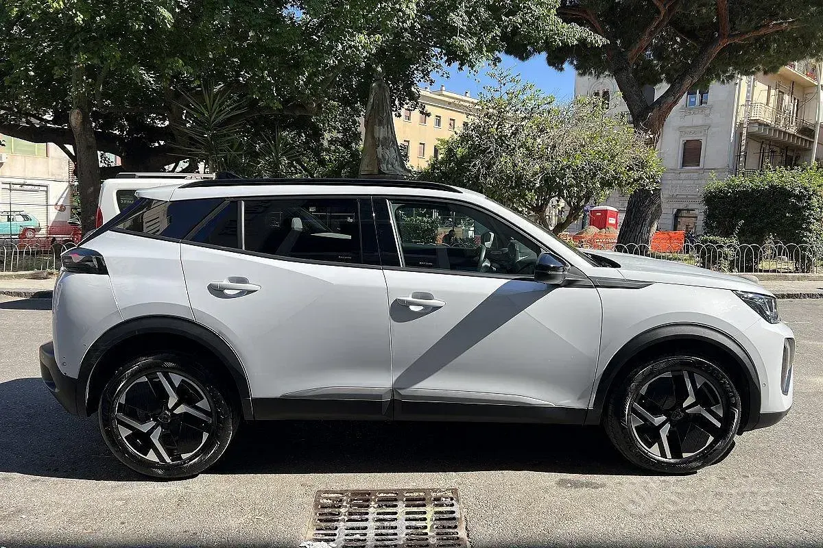 Usata Peugeot 2008 Active 101 CV (74 kW) 2024 Bianco SUV