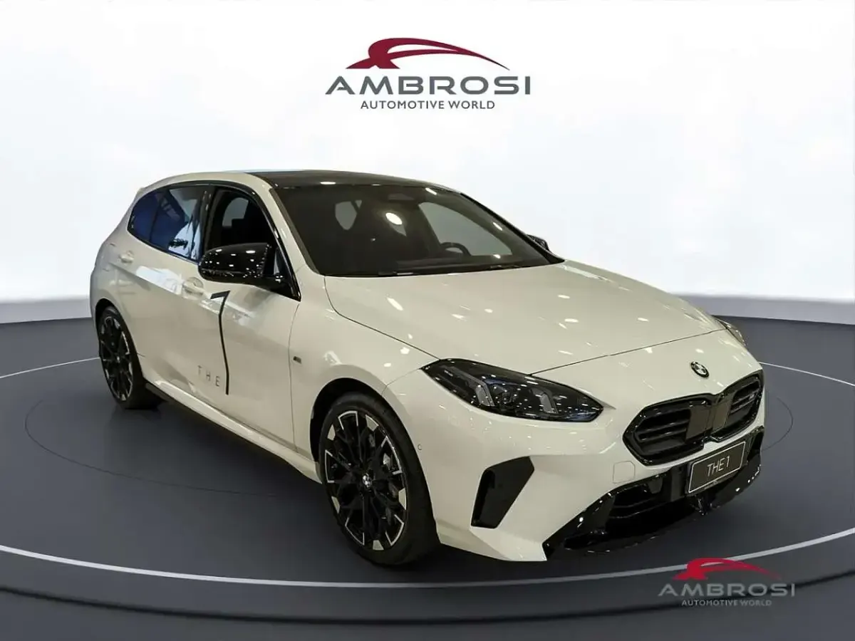 Nuova BMW M135 M Sport 300 CV (220 kW) 2025 Alpin white patello Utilitaria